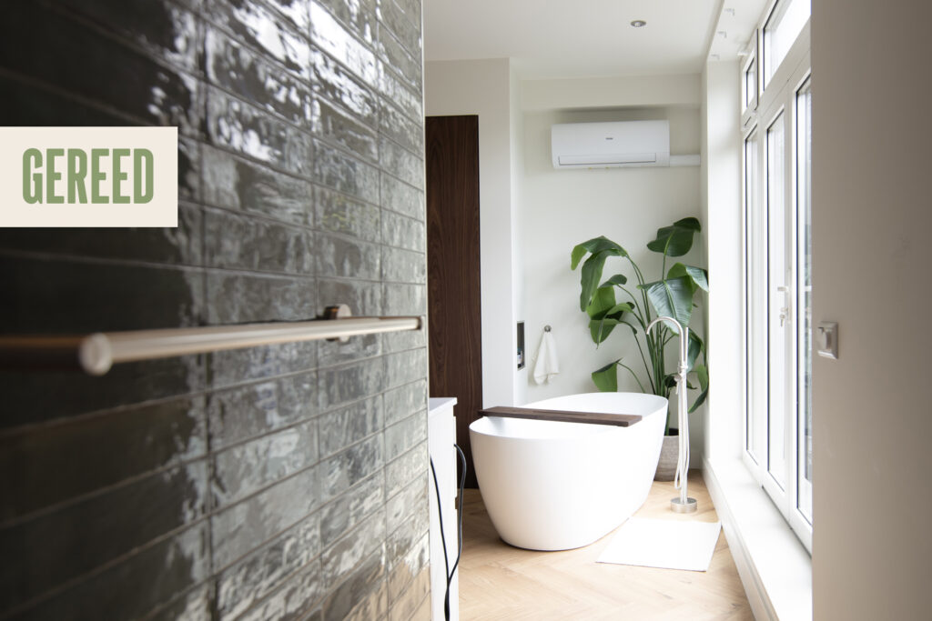 Doorkijkje in badkamer na totaalrenovatie Ieplaan door Kopen na Kijken