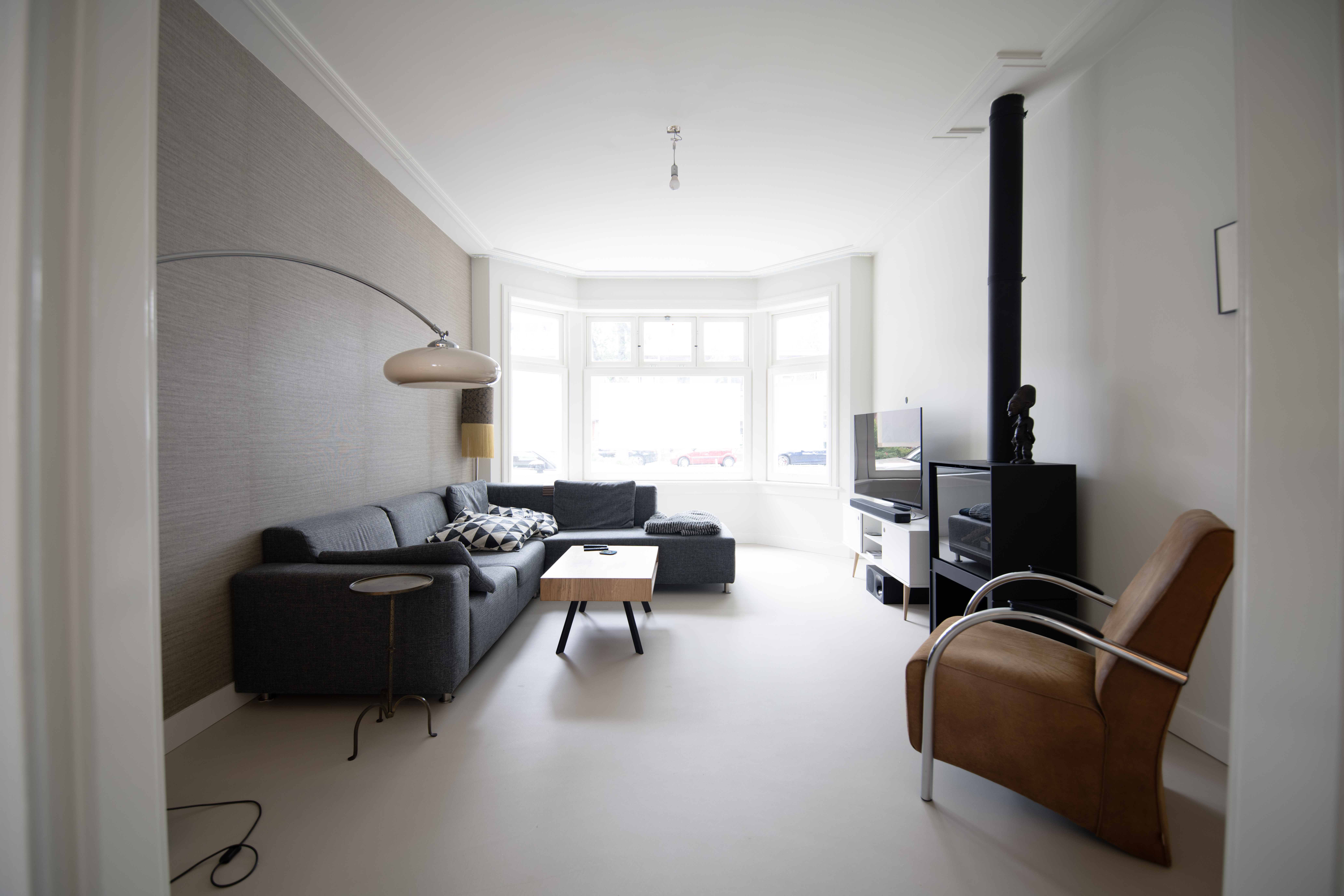 Zitkamer met nieuwe haard en kozijnen na totaalrenovatie door Kopen na Kijken