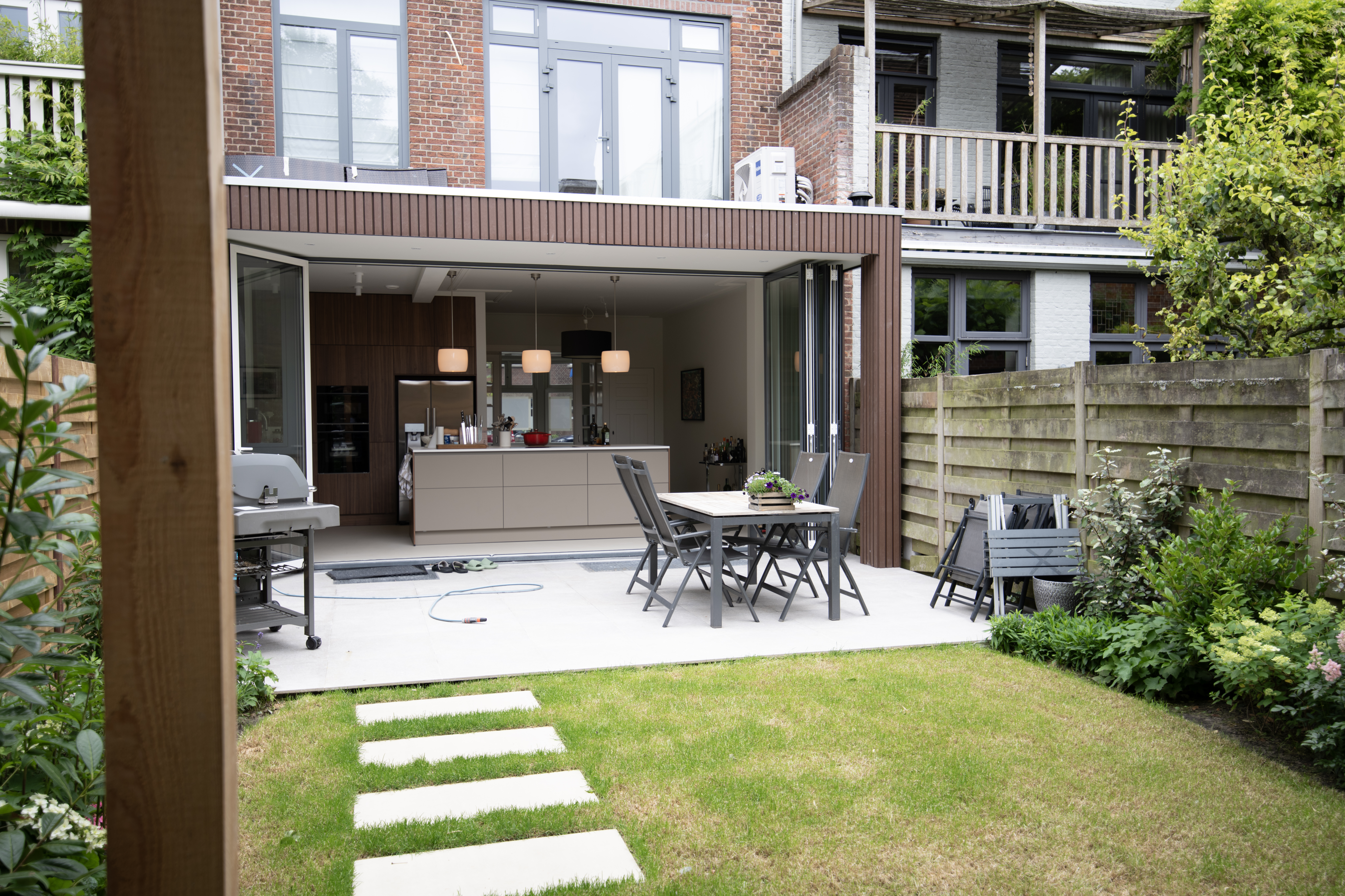 Nieuw aangelegde tuin bij totaalrenovatie door Kopen na Kijken