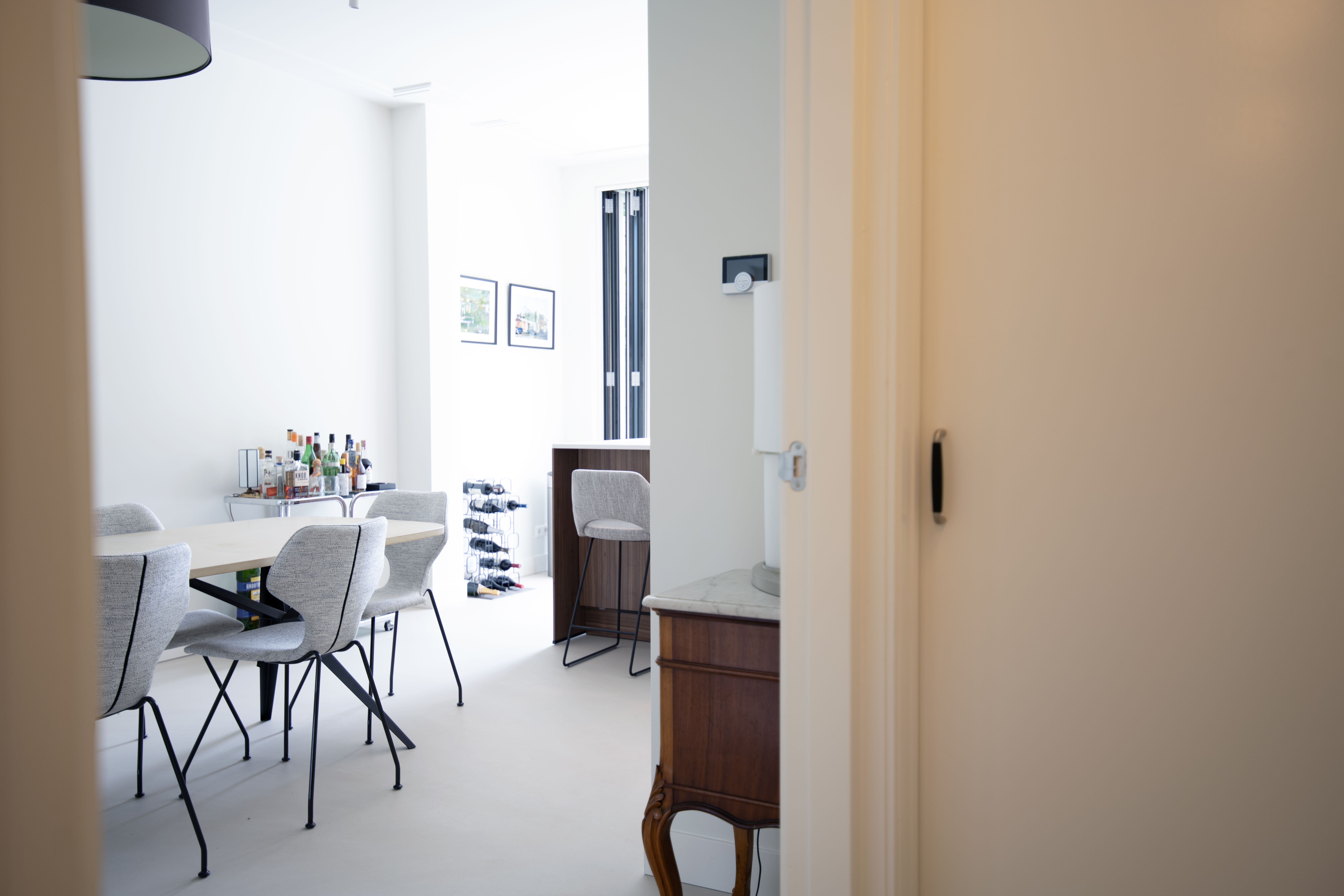 Doorkjikje naar eetkamer gerenoveerd pand Den Haag