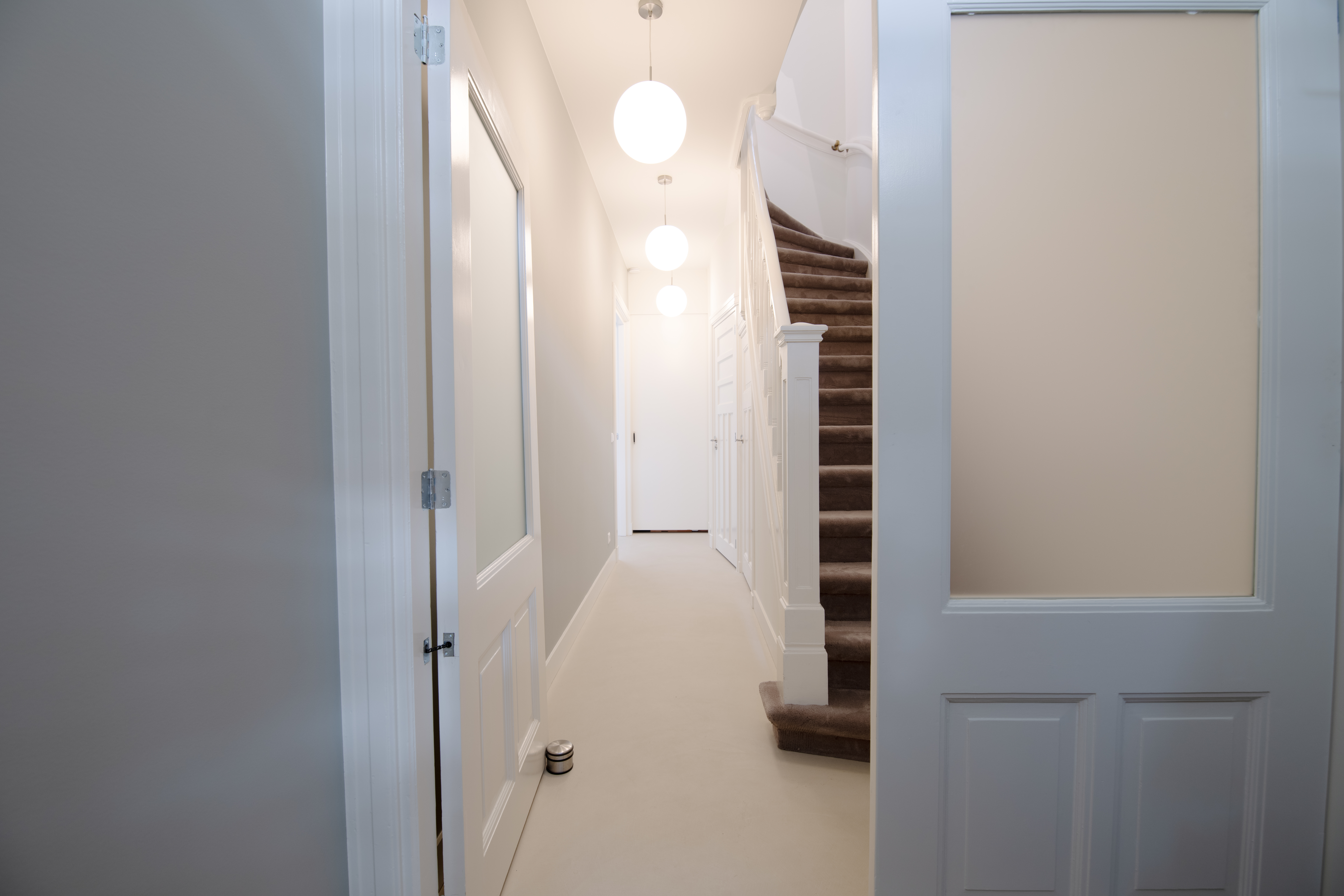 Nieuwe hal in het van bouwval naar droomhuis verbouwde pand aan de Ieplaan in Den Haag