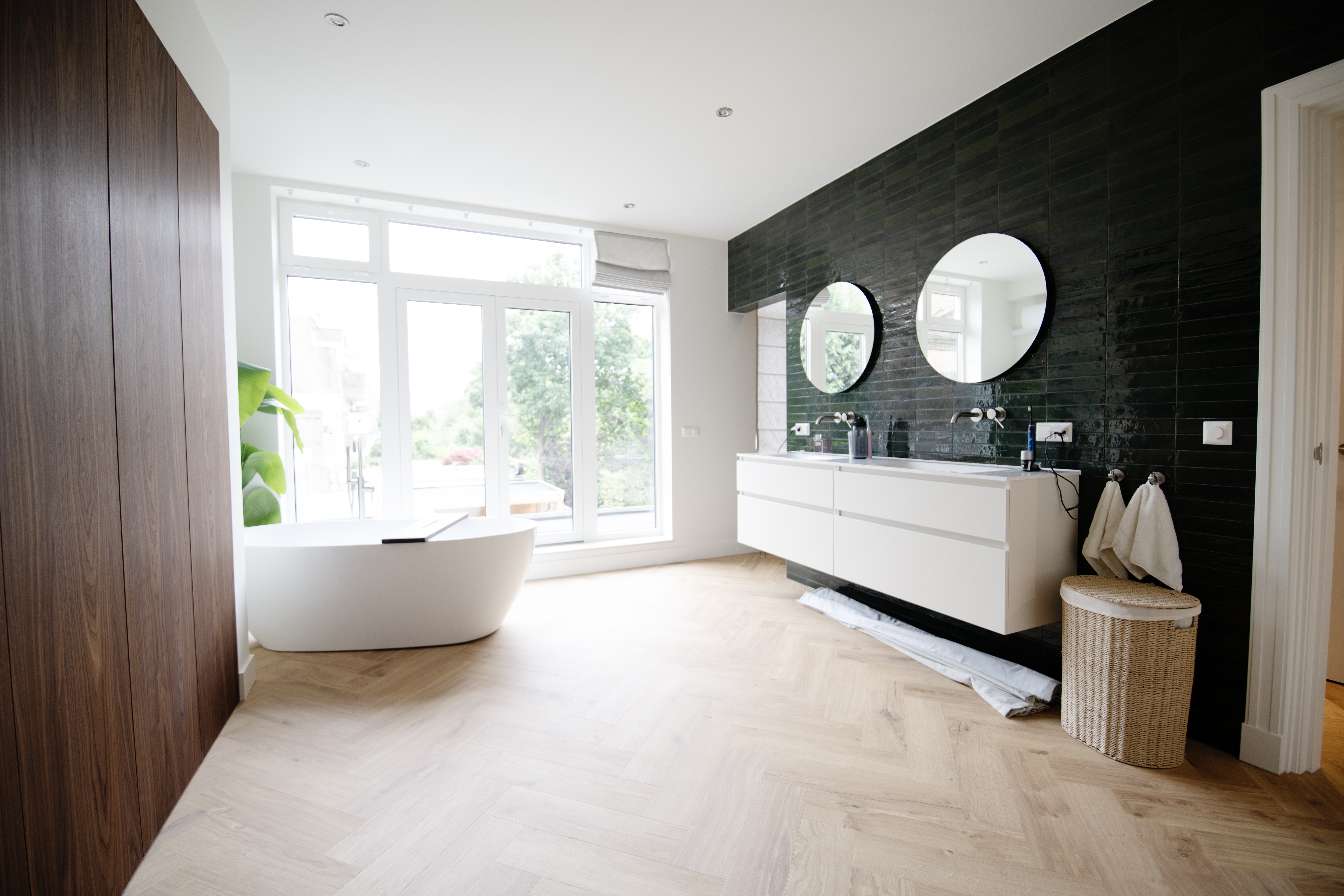 Kleed- en badkamer gerealiseerd door Kopen na Kijken in de Bomenbuurt in Den Haag