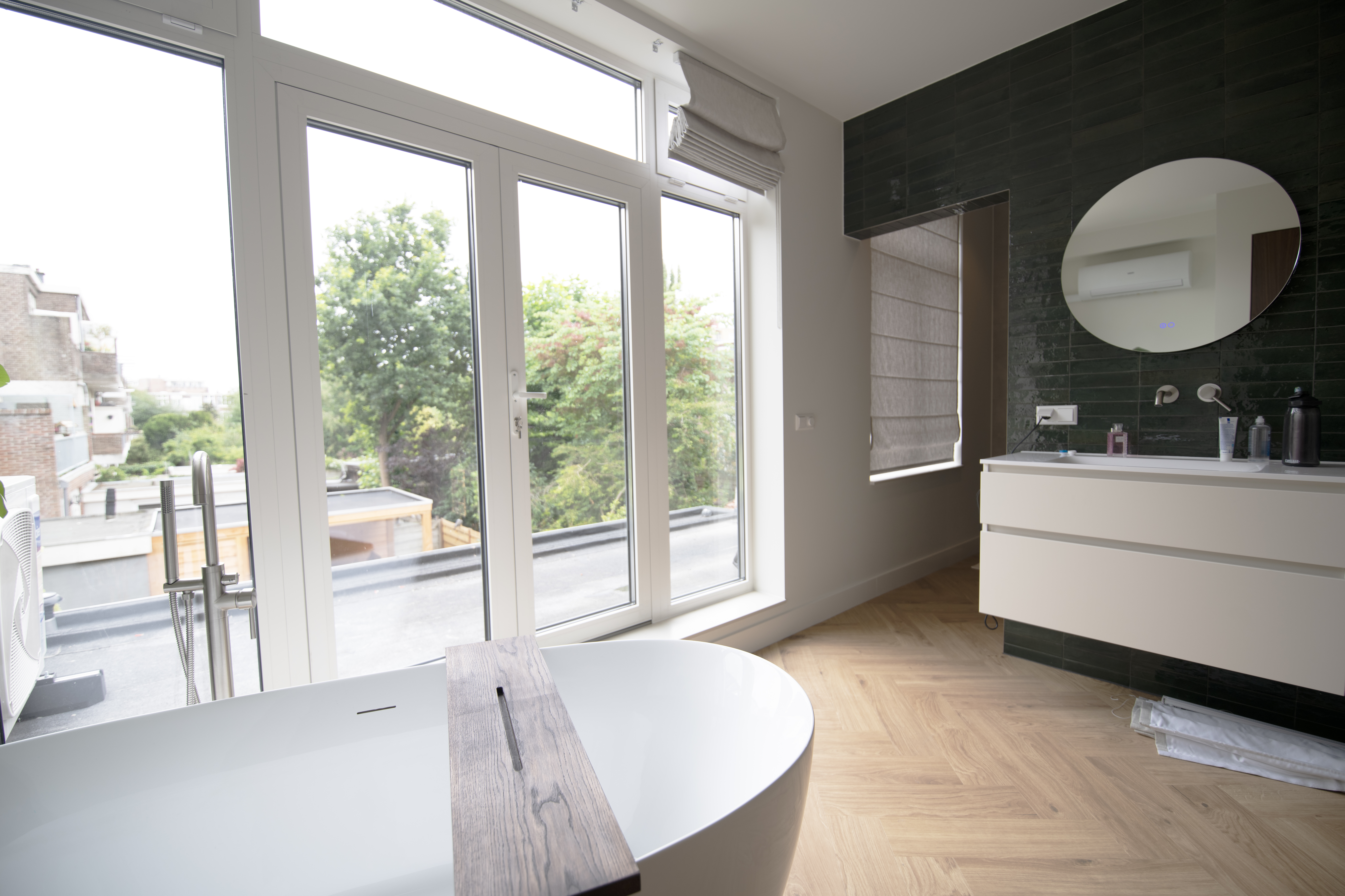 Kleed- en badkamer gerealiseerd door Kopen na Kijken in de Bomenbuurt in Den Haag