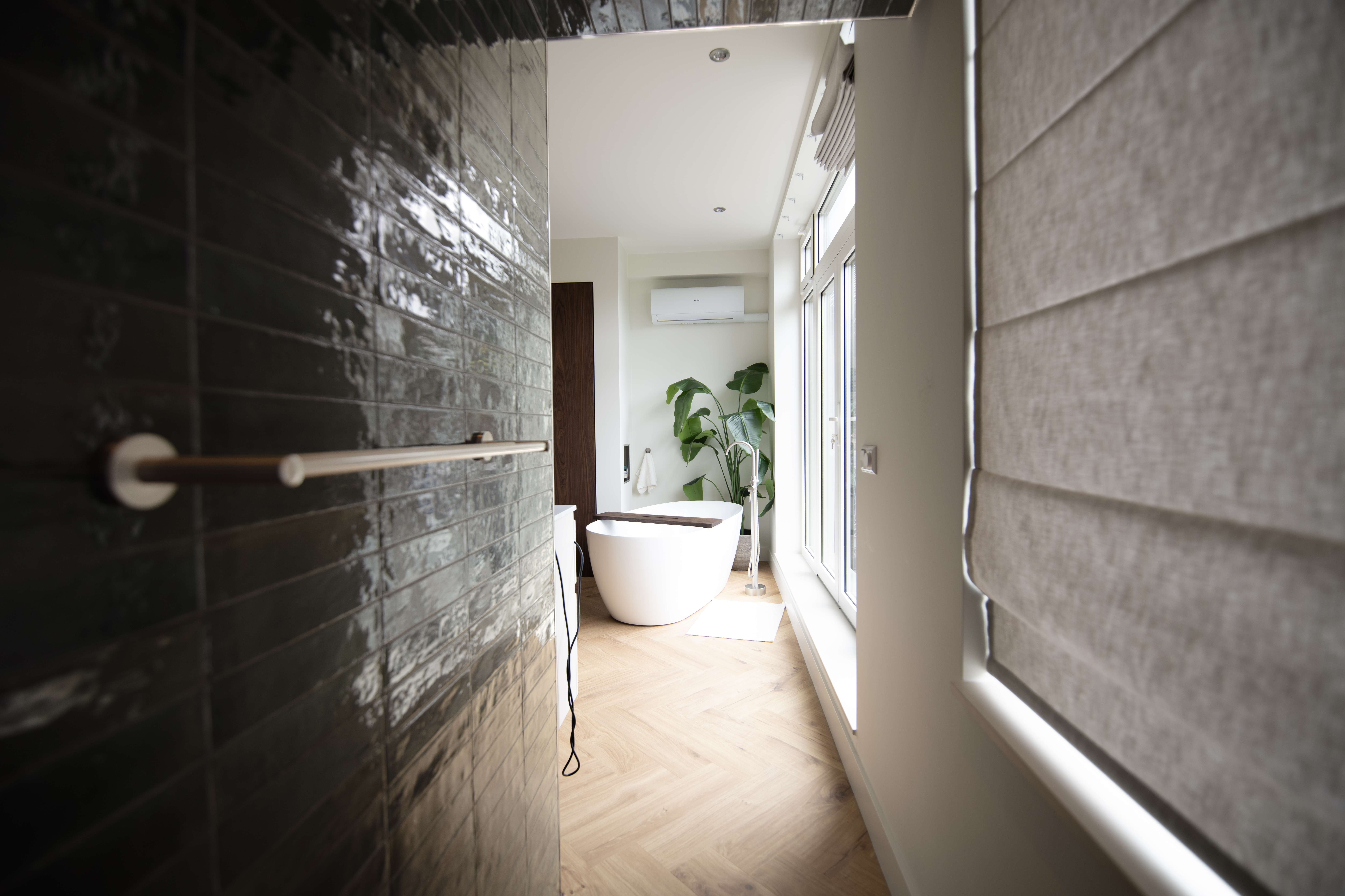 Kleed- en badkamer gerealiseerd door Kopen na Kijken in de Bomenbuurt in Den Haag