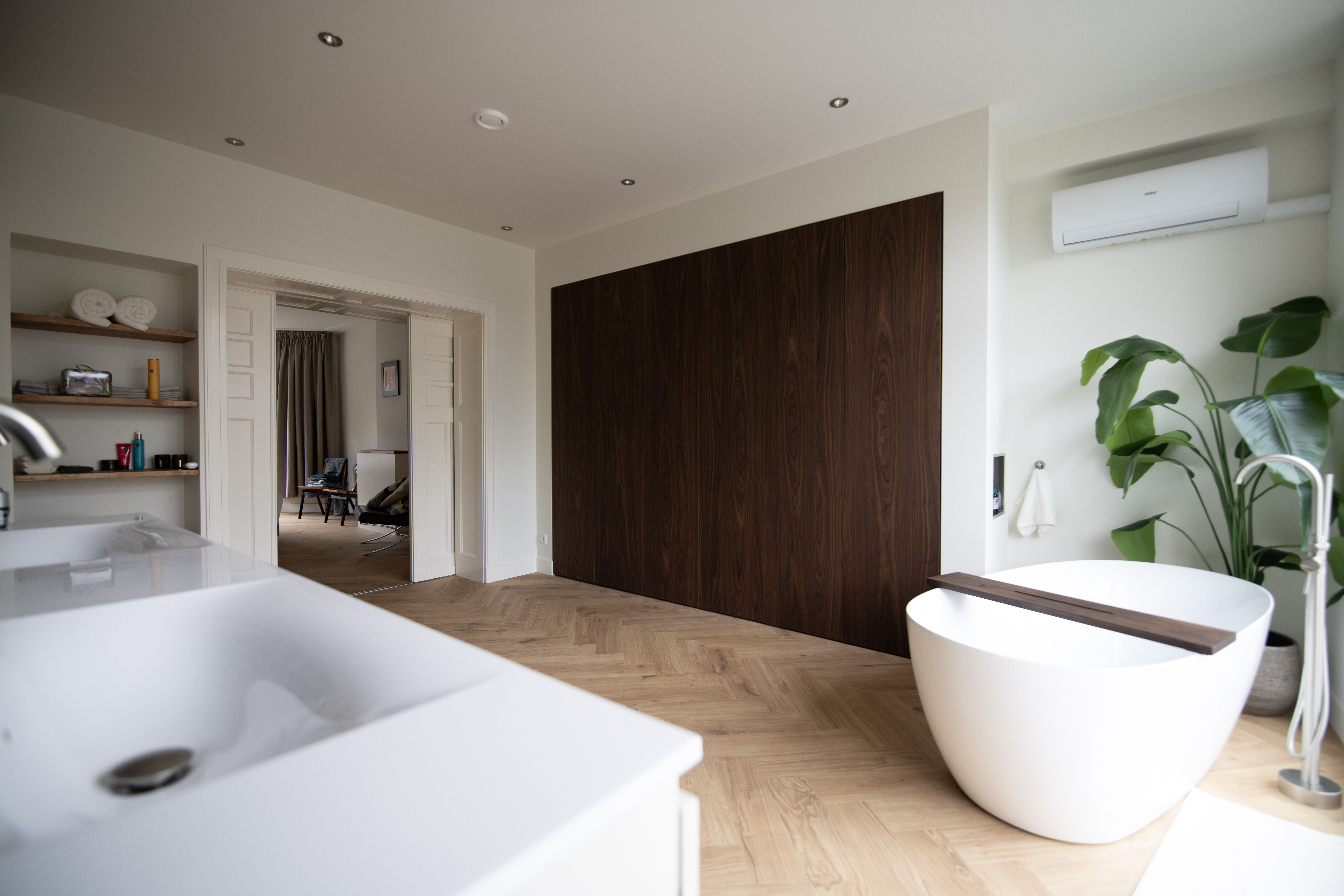 Kleed- en badkamer gerealiseerd door Kopen na Kijken in de Bomenbuurt in Den Haag