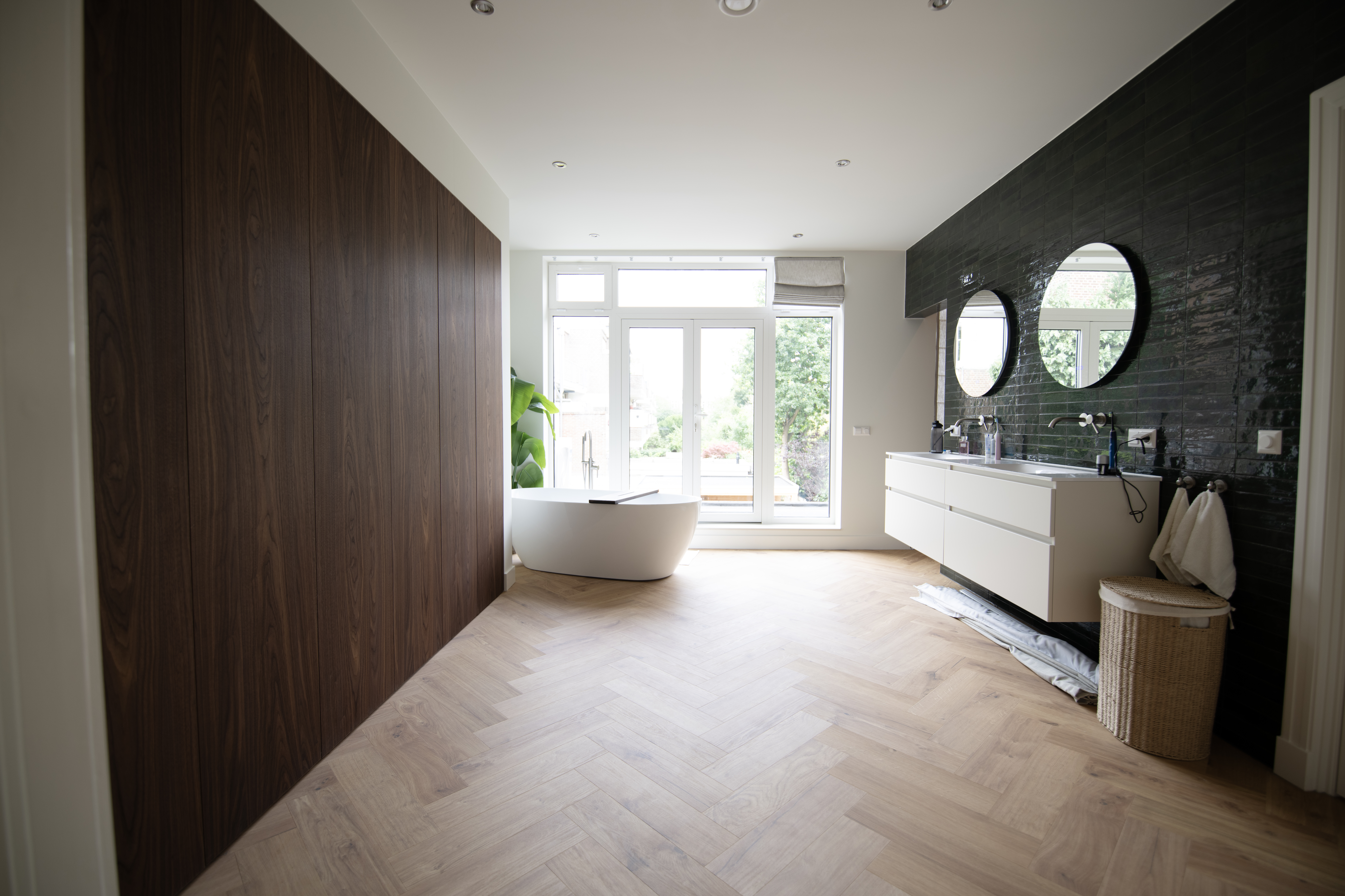 Kleed- en badkamer gerealiseerd door Kopen na Kijken in de Bomenbuurt in Den Haag