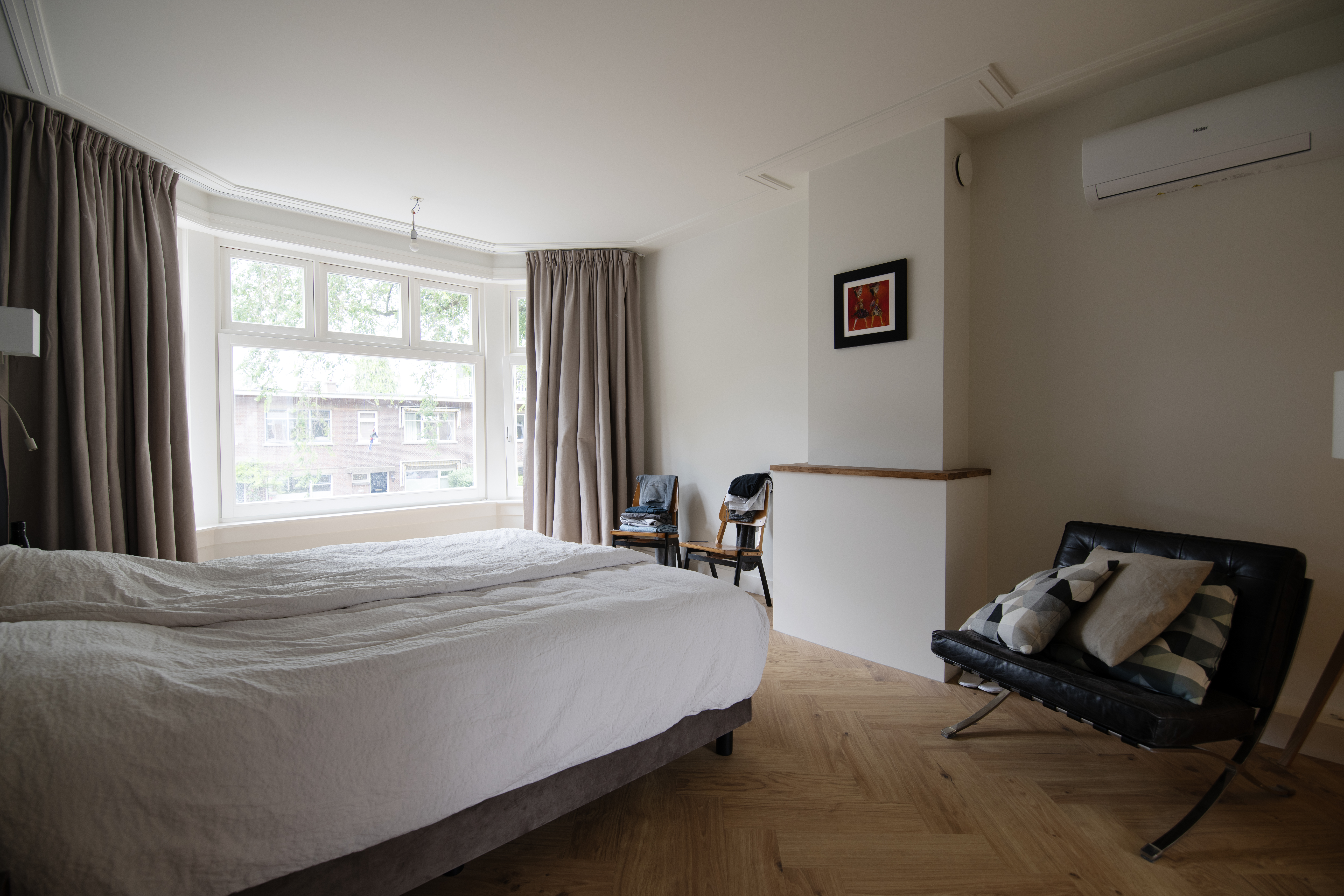 Master slaapkamer gerealiseerd door Kopen na Kijken in de Bomenbuurt in Den Haag