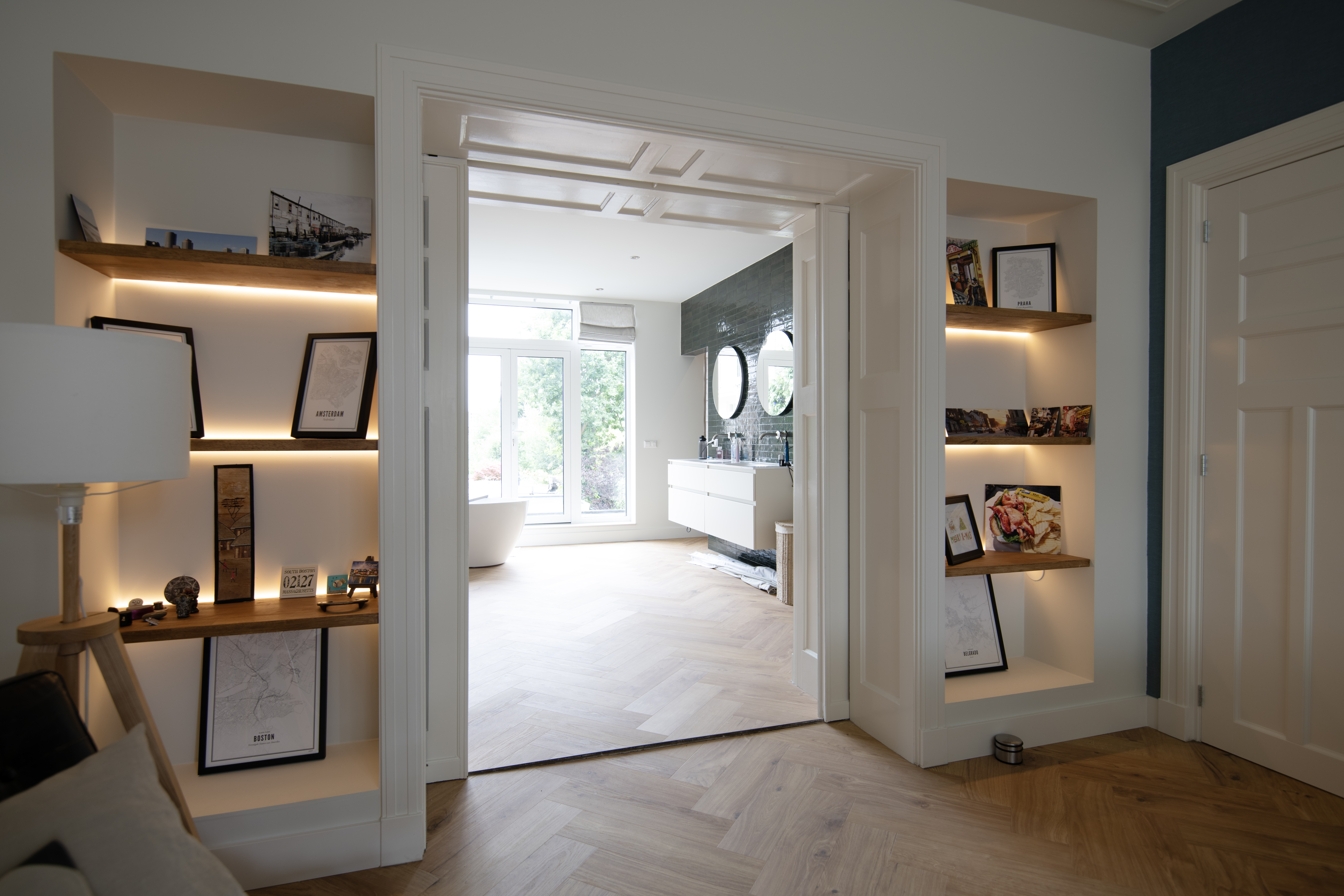 Doorkijkje van master bedroom naar kleed- en badkamer, gerealiseerd in droomhuis aan de Ieplaan in Den Haag