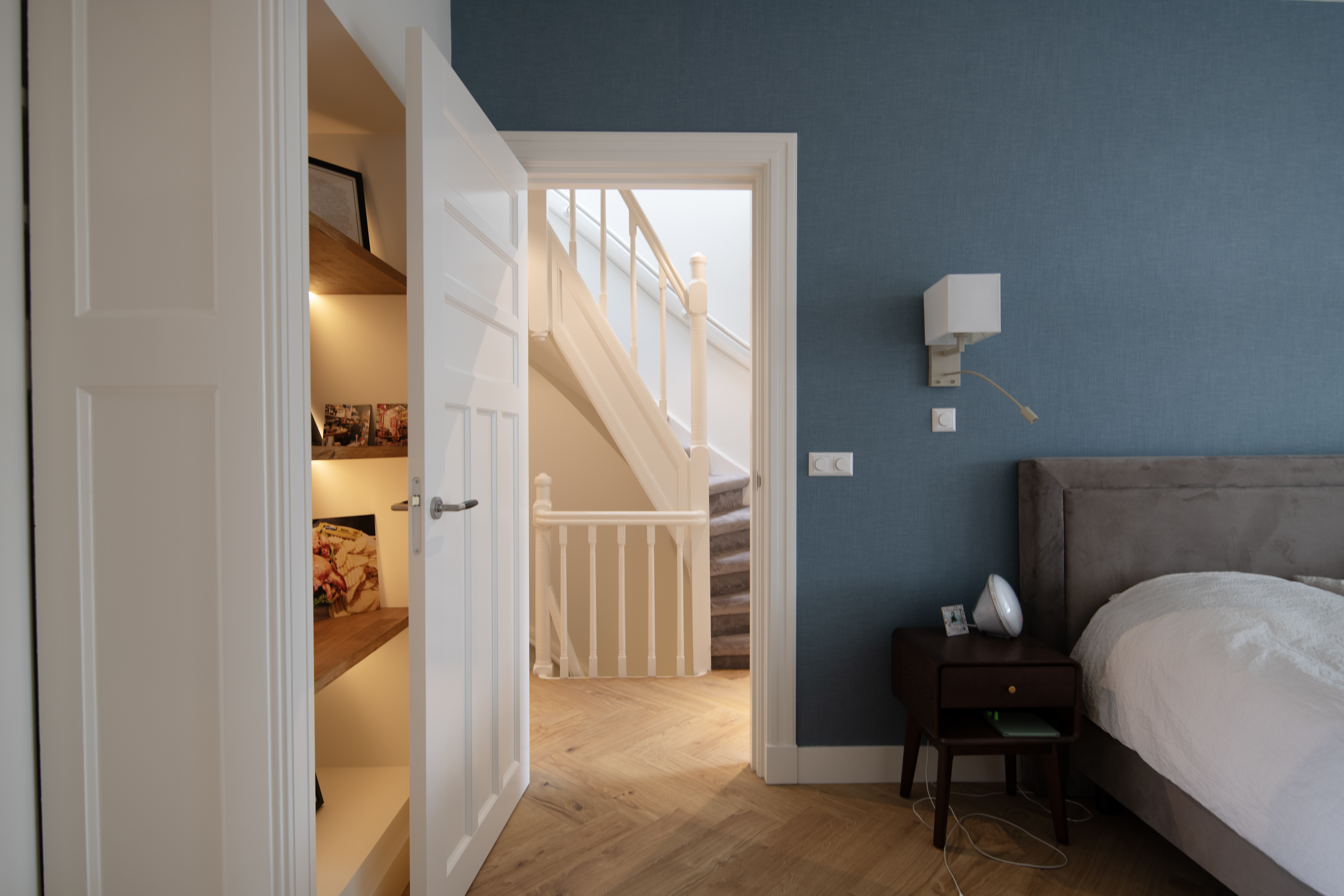 Doorkijkje van master bedroom naar gang na totaalrenovatie door Kopen na Kijken