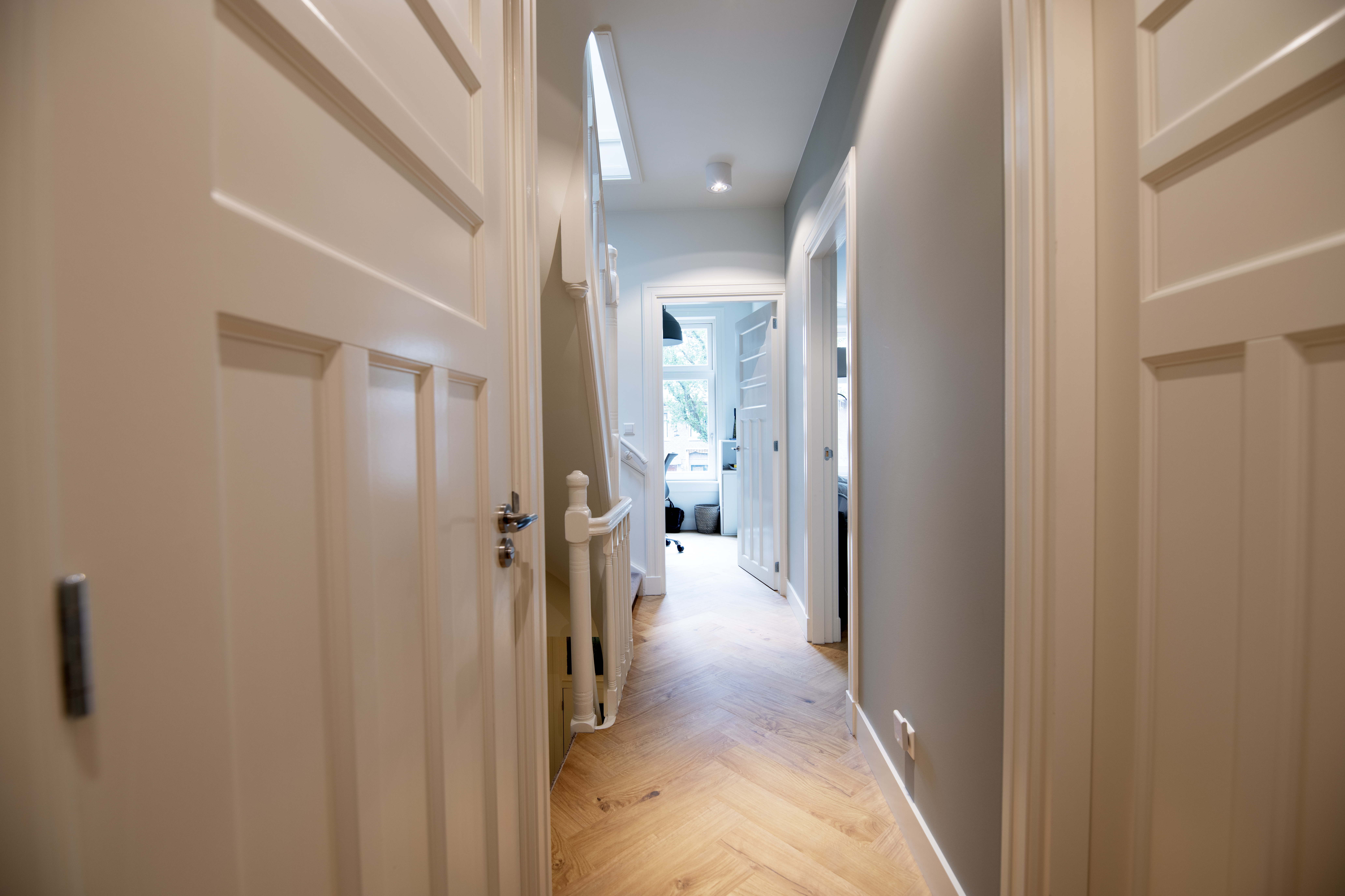 Stijlvolle gang in door Kopen na Kijken gerenoveerde woning in Den Haag