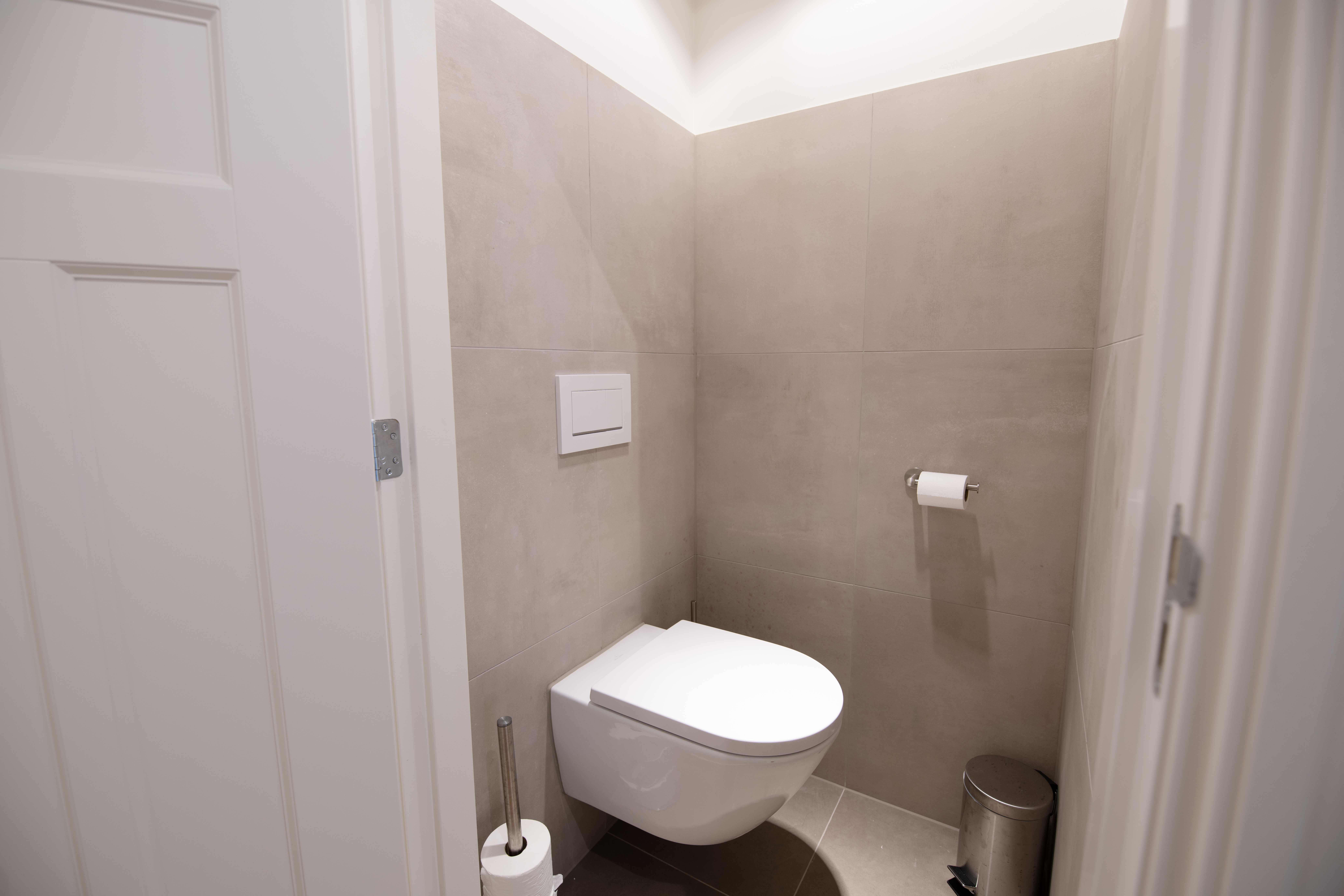 Nieuw modern toilet gerealiseerd in voormalige bouwval door Kopen na Kijken