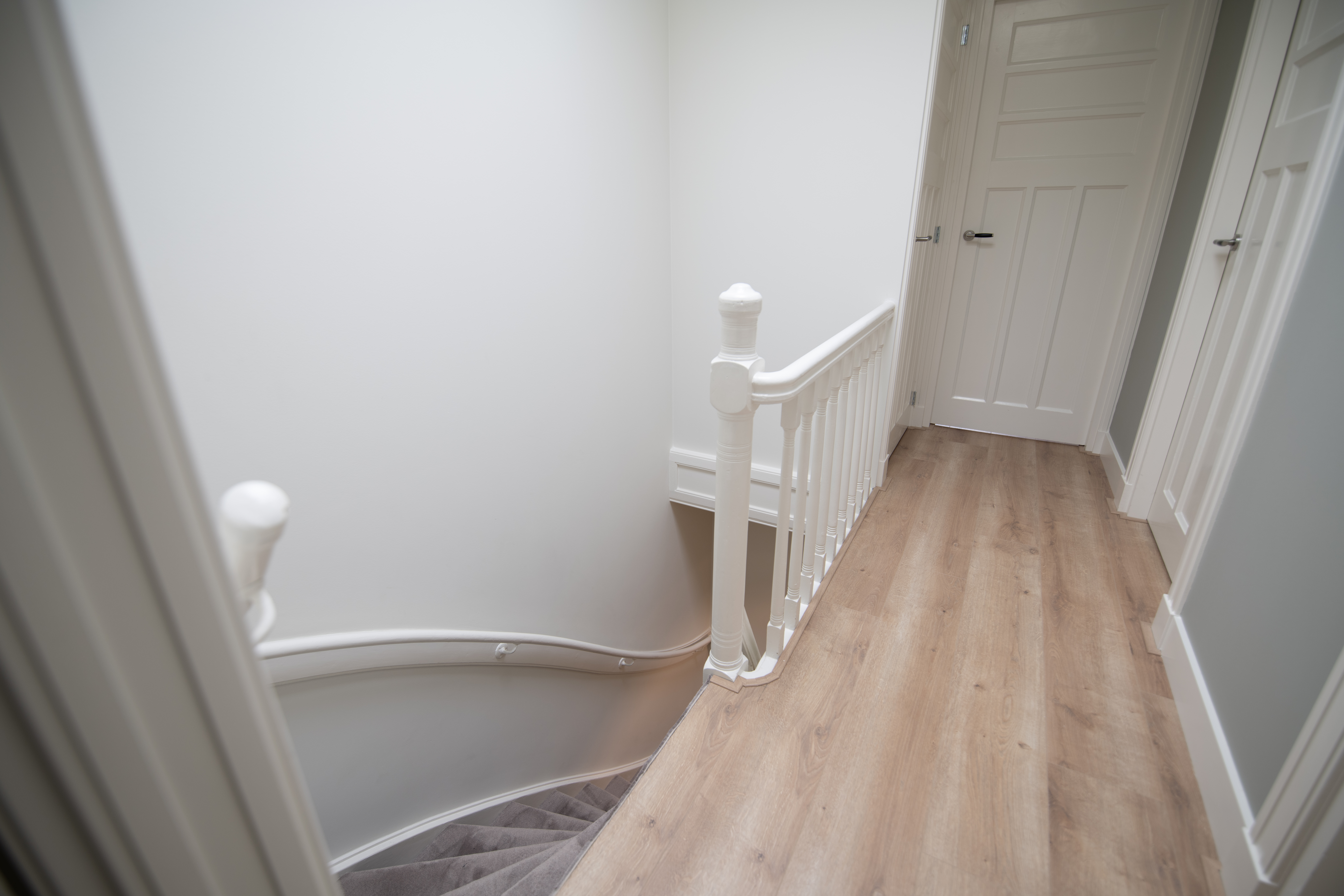 Stijlvolle gang in door Kopen na Kijken gerenoveerde woning in Den Haag