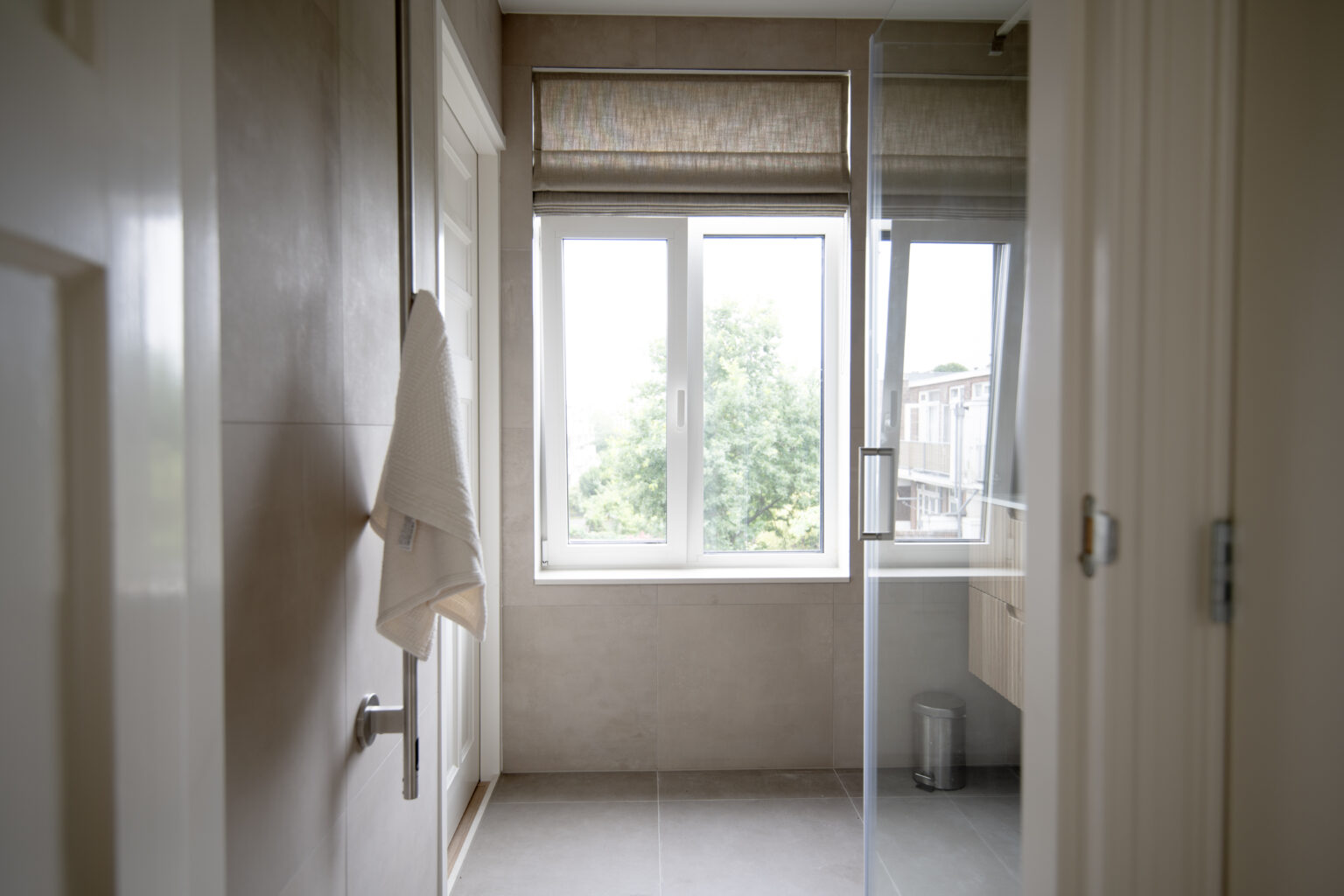 Tweede badkamer in voormalige bouwval in Den Haag