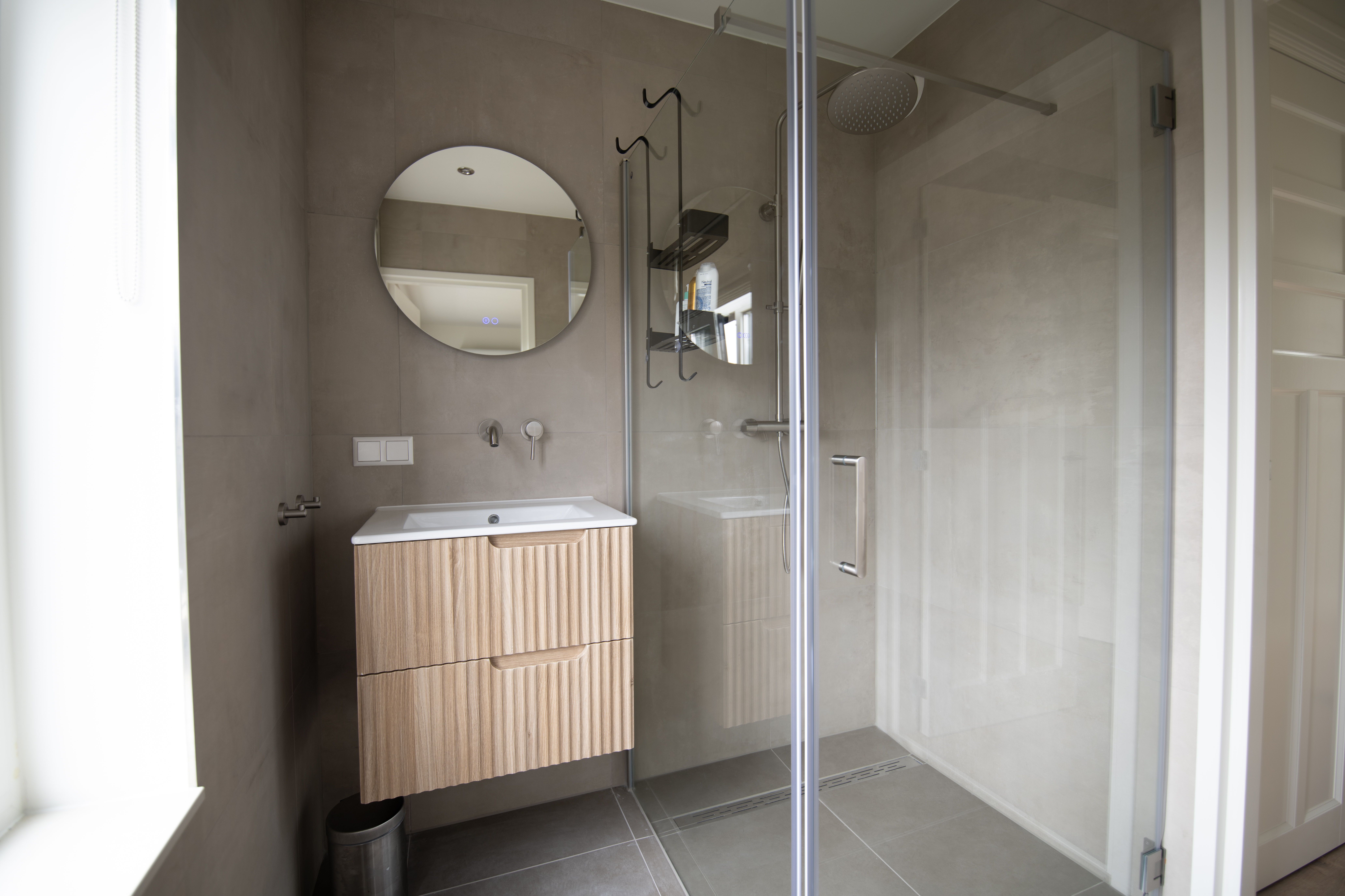 Tweede badkamer in voormalige bouwval in Den Haag