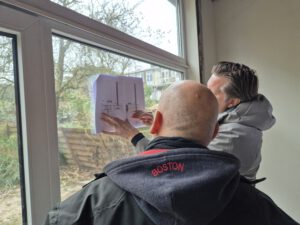 Tekeningen verbouwing bouwval bekijken met architect op locatie