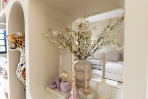 Doorkijkje van zitkamer naar gameroom na transformatie Haviklaan in Den Haag