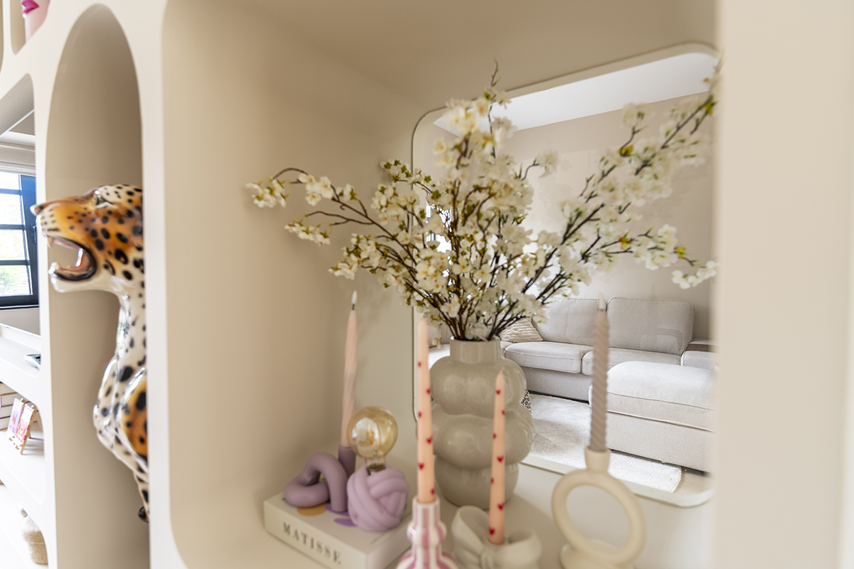 Doorkijkje van zitkamer naar gameroom na transformatie Haviklaan in Den Haag