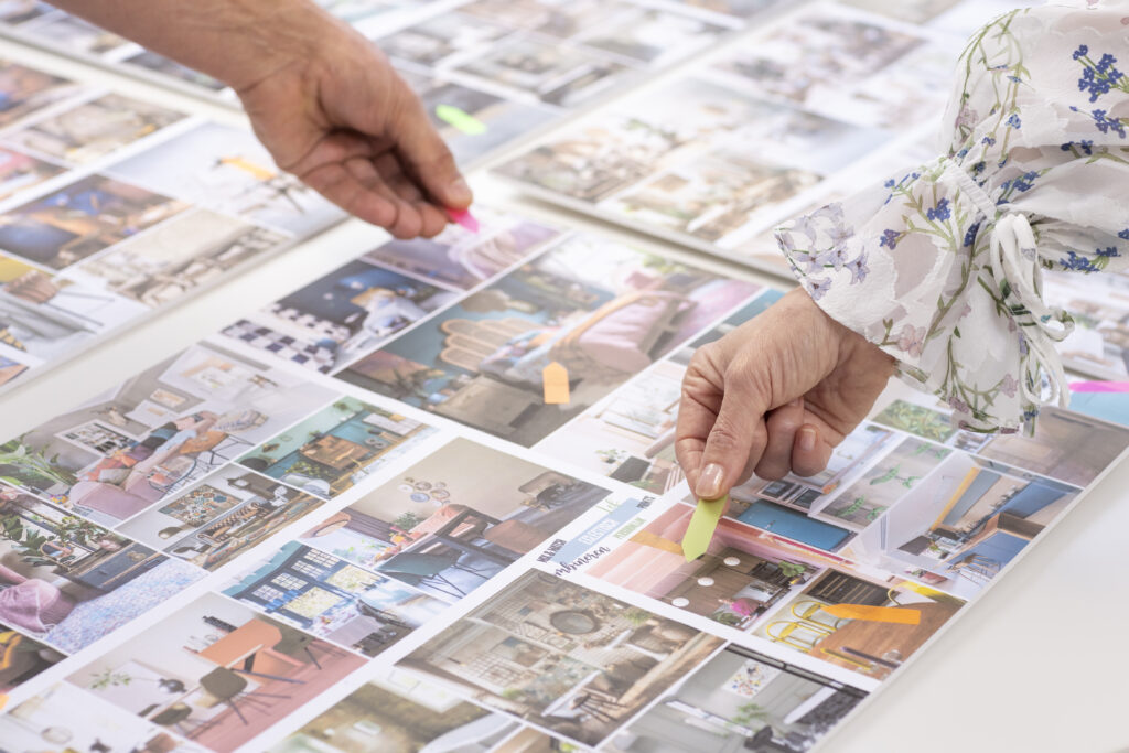 Handen die post-its plakken op de styleboards van Kopen na Kijken